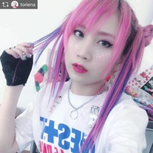 TORIENA 髪 ピンク 派手髪
